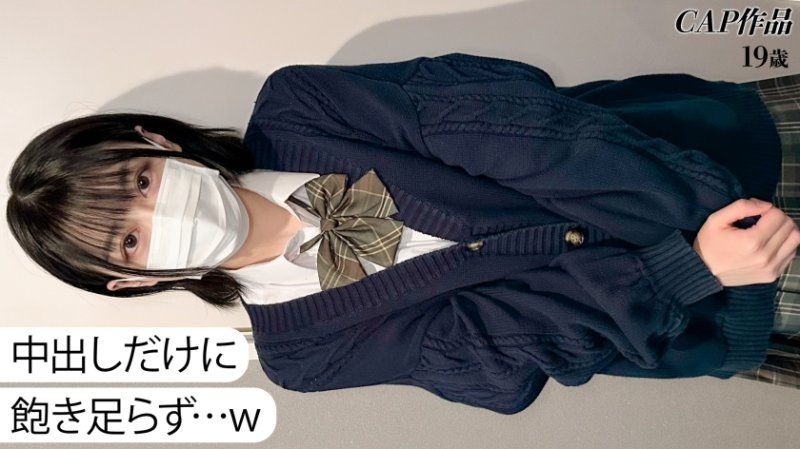 小巧的胸部上，红肿着勃起的乳头...短髮少女有点调皮的年轻身体太过完美了哈哈