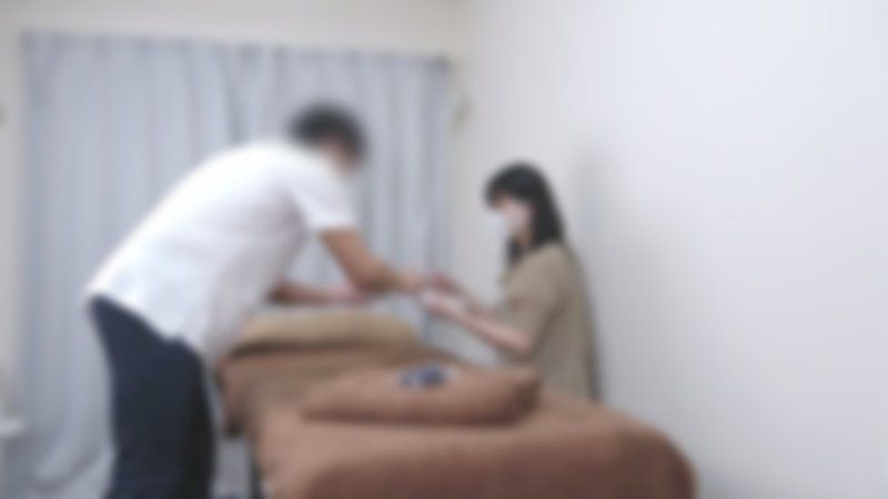 ♡12/7迄半額！【無/ハメ】とても滑らかなお肌をしていらっしゃるスベスベ肌の素敵なOLさんの来店です。コリが溜まりやすいので、指先に圧をかけて、大きく広げるように揉みほぐしていきます。